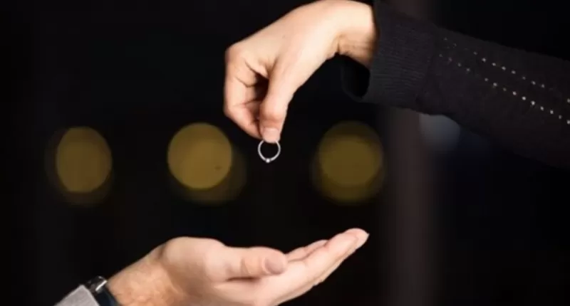 طلب من عروسته هذا الشيء الفاضح على سرير دخلتها فقفزت لتهرب بروب النوم وحدثت الكارثة