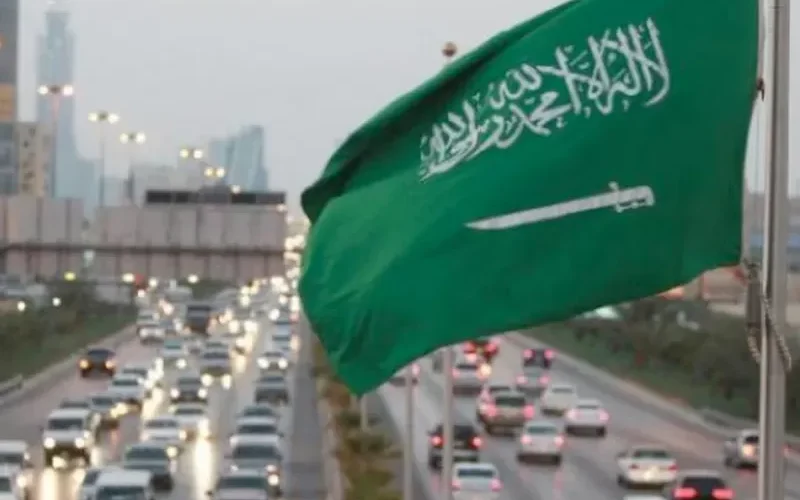 أمير سعودي يشتري بضاعة سيدات يبعن بالشارع ويثير جدل (شاهد)