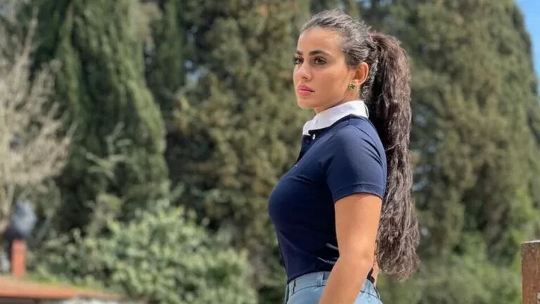 شاهد بالصورة : الدكتورة يومي تتباهى بتلقيها سيارة فخمة