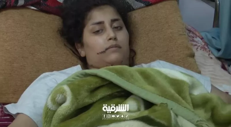 شاهد.. مواطن في دولة خليجية يطعن طليقته في الشارع 31 طعنة في جسدها امام الجميع بدون أن يتدخل احد لانقاذها