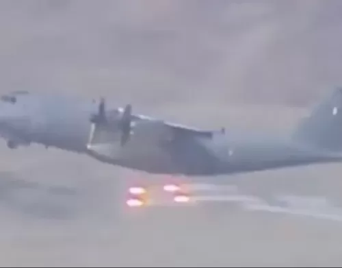 شاهد.. سرّ إطلاق طائرة عسكرية قنابل نارية أثناء إقلاعها من مطار كابل لإجلاء المتعاونين الأفغان