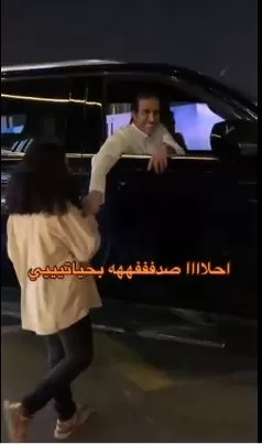 بالفيديو : الفنان السعودي فايز المالكي يهدي ابنة شهيد مبلغا من المال في الشارع.. شاهد ردة فعلها