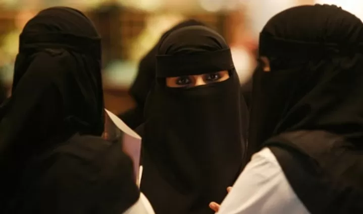 مديرة سعودية تجمع المعلمات وتعترف لهن بزواجها مسيار من زوج واحدة منهن .. الصدمةفي النهاية؟