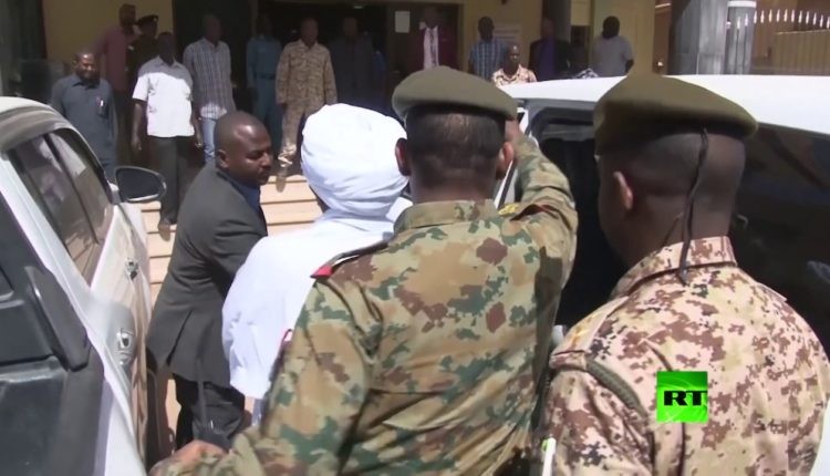 بدون كلبشات وبحراسة خاصة.. شاهد: لحظة وصول البشير لمقر النيابة العامة في السودان