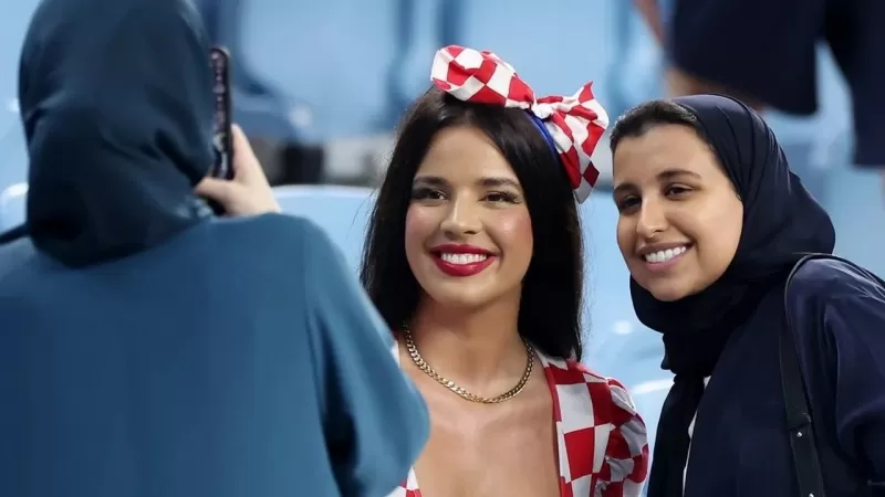 ملكة جمال كرواتيا تتعهد بالمشي عارية في الدوحة اذا فـاز منتخب بلادها بالمونديال والسلطات القطرية تعلن موقفها