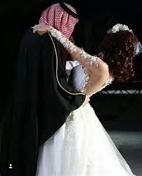 عَريس سعودي يكتشف ليلة الدُخلة أن معه على السرير ليست عروسته والصدمة بعدما اكتشف ذلك