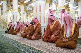 شاهد: طريقة ولي العهد في السلام على رسول الله وصاحبيه تشعل السعودية