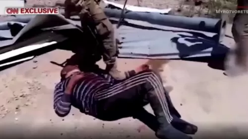 شاهد.. السي إن إن تعيد بث فيديو لقوات روسية تحطم عظام سوري بالمطارق قبل أن تقتله