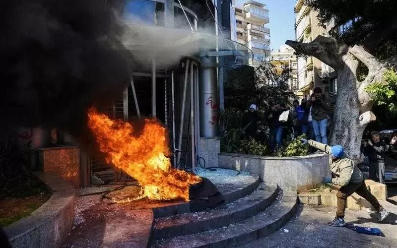 احتجاجات غاضبة في لبنان.. المحتجون يضرمون النار ويحطمون بنوكا ببيروت