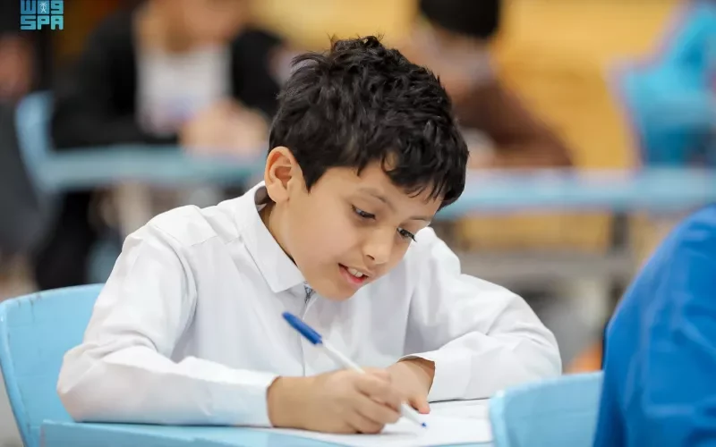شاهد: ما كتبه طالب سعودي على ورقة الإمتحان أصاب مدير المدرسة بالانهيار العصبي