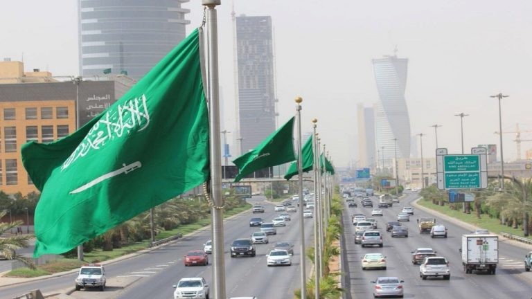 لمدة 3 سنوات.. السعودية تعفي شركات من دفع رسوم الوافدين