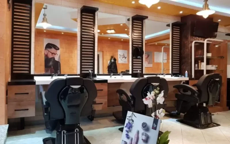 فيديو يشعل السعودية لحلاق هندي يشتم مواطن بلغته قبل أن يتفاجئ برد السعودي الذي افقده النطق