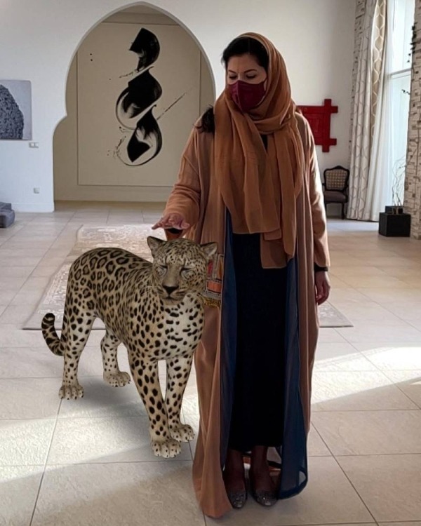 شاهد .. أحدث ظهور للأميرة ريما بنت بندر مع النمر العربي من داخل منزلها