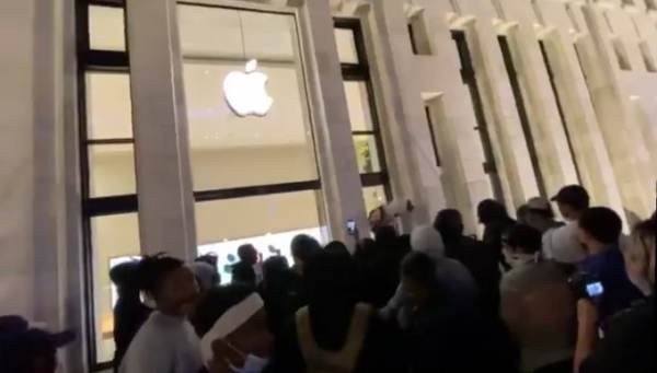 شاهد: نهب متاجر آبل وبضائع أميركية فاخرة خلال دقائق