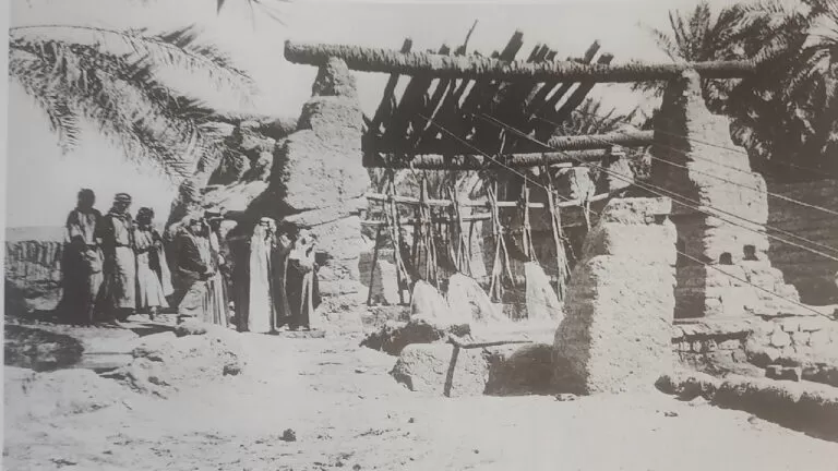 شاهد: سر الصورة التي جمعت افراد عائلة ال سعود حول هذا البئر في الرياض