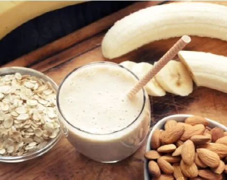 الخطأ القاتل عند شرب الموز بالحليب لذيذ الطعم لكنه سم لا يرحم وهذا ما يفعله بجسمك