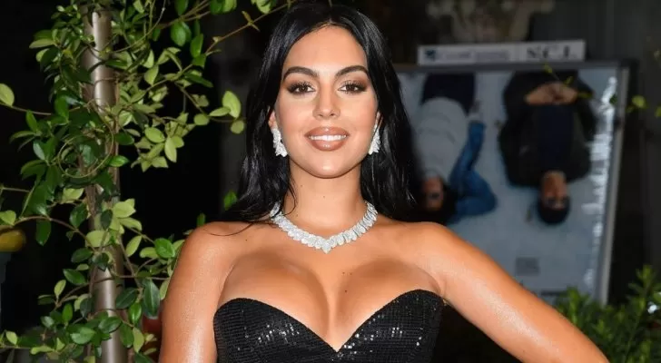 موقف محرج جداً : فستان جورجينا رودريغز يسقط عن صدرها ويظهر كل المستور .. شاهد الصورة؟