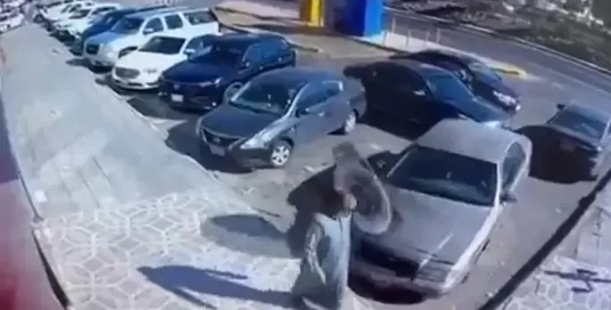 بالفيديو ..انقاذ رجل في المدينة المنوره من الموت بعد صدامه باطار شاحنه