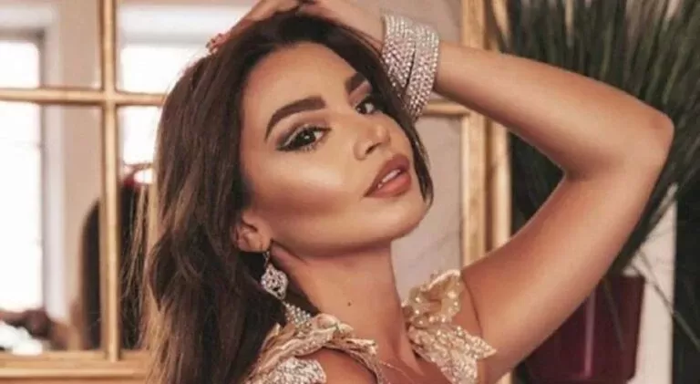 شاهد معجب يهاجم الراقصة الروسية جوهرة على المسرح ويسحبها من شعرها بسبب رفضها طلبه