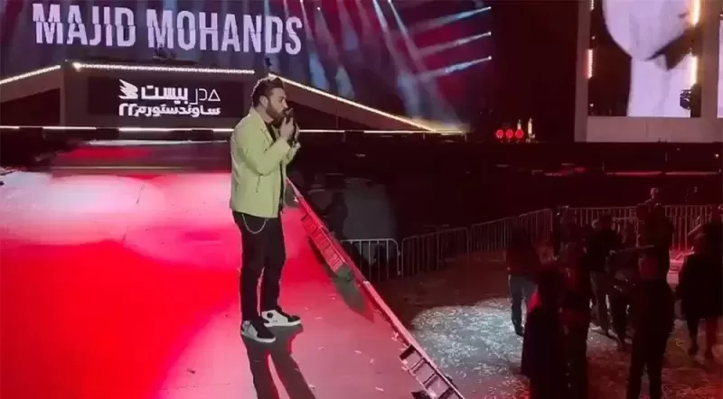 فيديو لماجد المهندس يشعل السعودية بسبب ردت فعله علـى احد الحاضرين رماه بالعقال