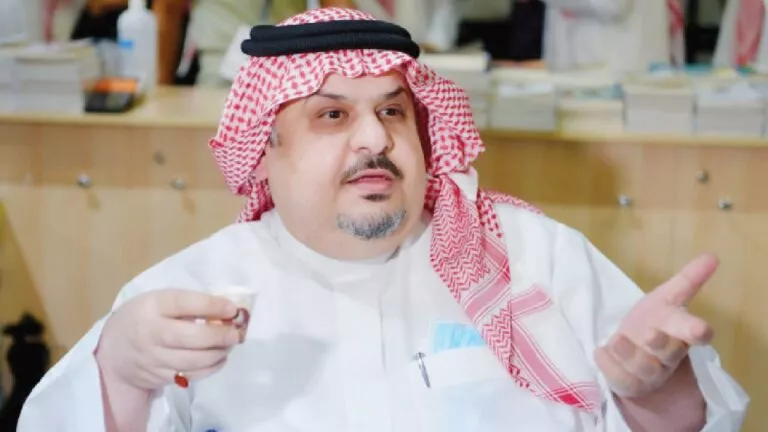 شاهد.. أمير سعودي شهير يمسح البلاط بلميس الحديدي بعد الحج اونلاين