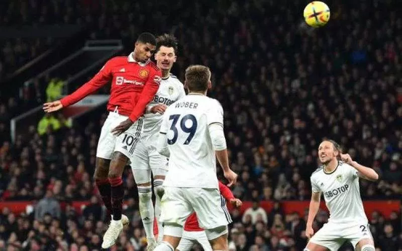 مانشستر يونايتد يحرز فوزا مثيرا على ليدز يونايتد