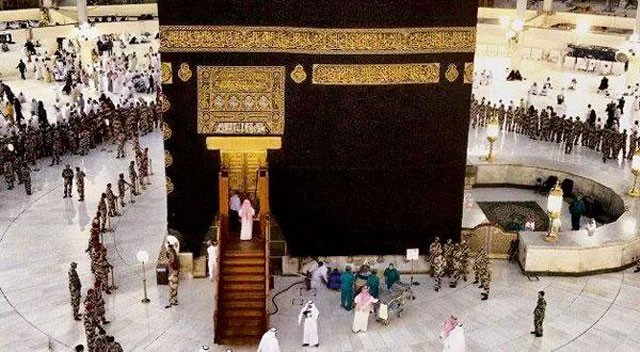 هذا ما يحدث الآن بجوار وعلى سطح الكعبة المشرفة في السعودية