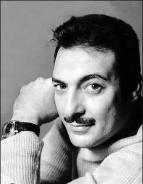 الفنانة المستبدة التي ركع امامها رشدي اباظة على ركبته وقبل قدمها لتنفذ له هذا الطلب لن تصدق من تكون