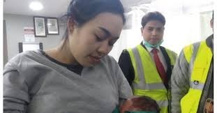 سيدة حامل تتسبب في هبوط طائرة اضطراريا.. وطبيبة أنف وأذن تنقذها