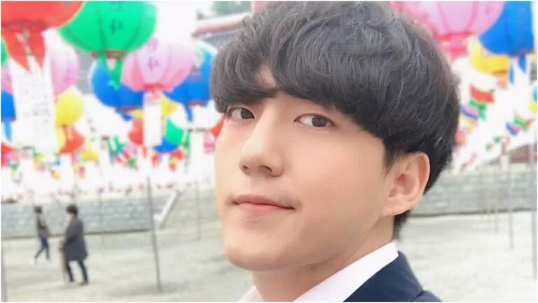 بالصور: اليوتيوبر الكوري داود كيم يؤدي مناسك العمرة بعد إسلامه.