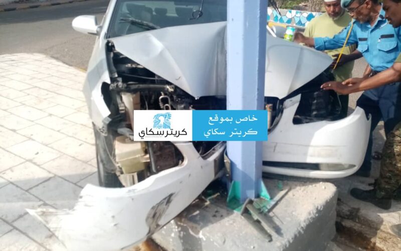 عدن: اصطدام سيارة بإحدى الأعمدة في مديرية المعلا(صور)