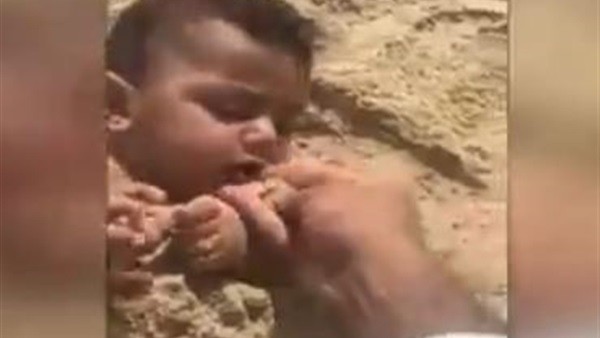 قسوة أب .. يدفن رضيعه ويضع الرمال في فمه ..