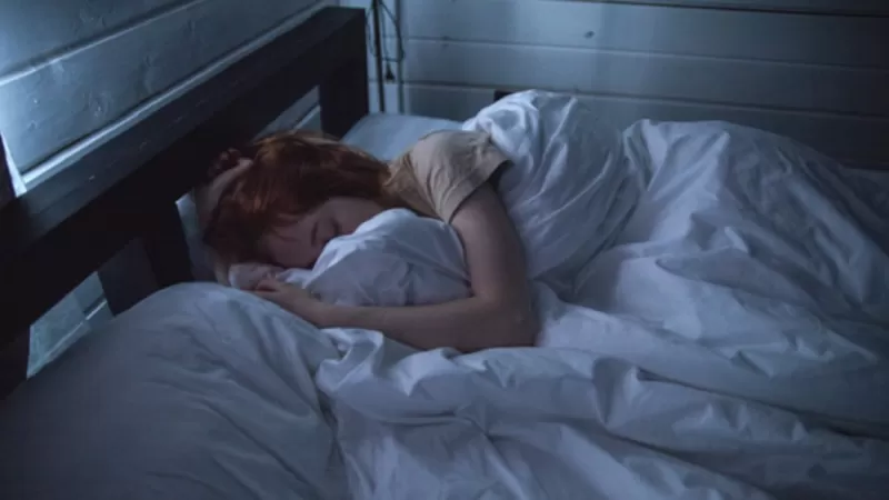 فتاة مراهقة تتألم بشدة أثناء نومها .. وعندما وضعت كاميرا مراقبة أكتشفت السر الصادم الذي لم يخطر على بال أحد!