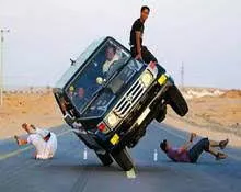 شاهد: سيارة هايلوكس جديدة في السعودية تنتهي تماماً بمن فيها بسبب التفحيط