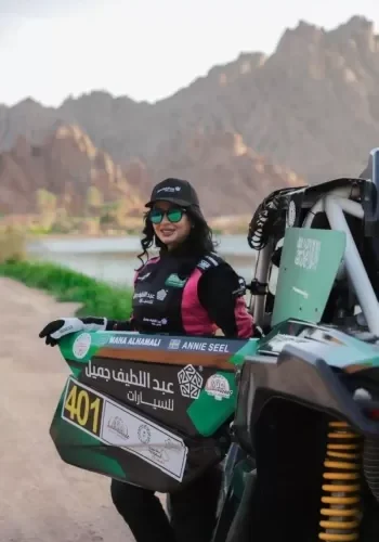 شاهد الجمال الساحر للمصممة السعودية في اول ظهور لها بسباق عبداللطيف جميل في حائل يشعل المملكة