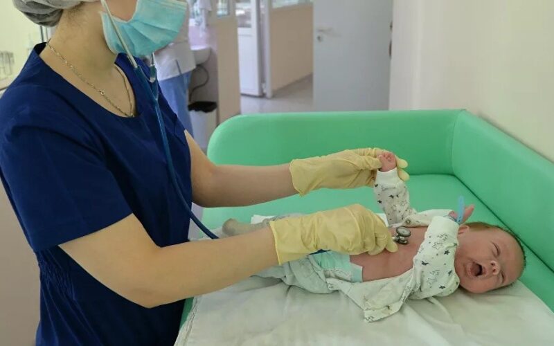 في حادثة صدمت الأطباء..طفل يخرج من بطن أمه وهو ممسك بأداة استخدمتها والدته قبل عامين(صور)