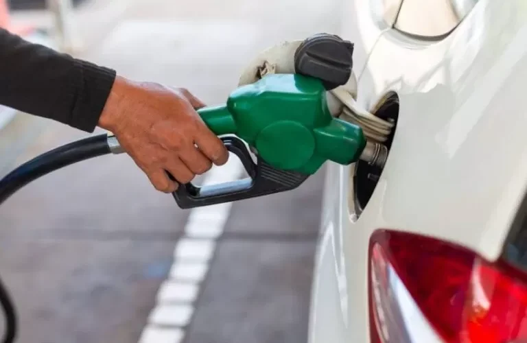 بعد تخفيضها .. أسعار البنزين الجديدة في عدن