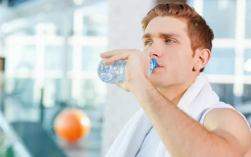 حقيقة علمية يكشفها اطباء عن ما يحدث في جسمك عندما تشرب الماء وانت واقف