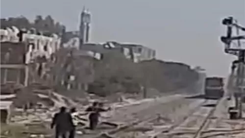 فيديو مروع من مصر لفتاة تلقي نفسها امام القطار