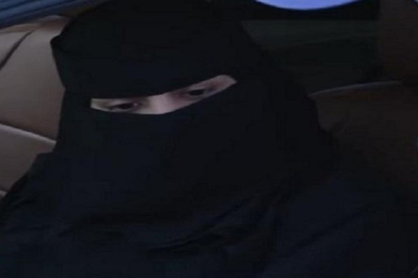 شاهد: سائقة تُفاجأ باستيقافها من المرور أثناء قيادتها السيارة دون ارتكاب مخالفة في جازان .. ثم كانت المفاجأة
