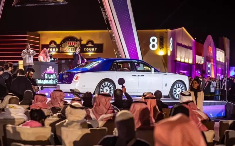 بالصور..عرض للسيارات االتي تصل سعرها 18مليون ريال في مزاد علني بموسم الرياض