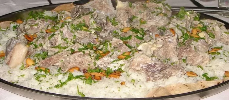 طريقة تحضير المنسف باللبن على اصوله