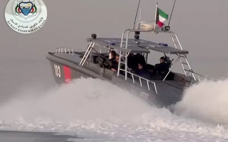 رعب في الكويت بسبب ثلاثة قراصنة يحتلون الساحل بالكامل ويمنعون أي شخص من الاقتراب