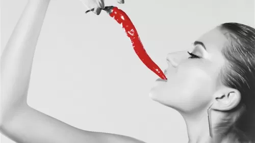 الفلفل الأحمر مثير للرغبات الجنسية عند النساء بطريقة جنونية عند استعماله بهذه الطريقة
