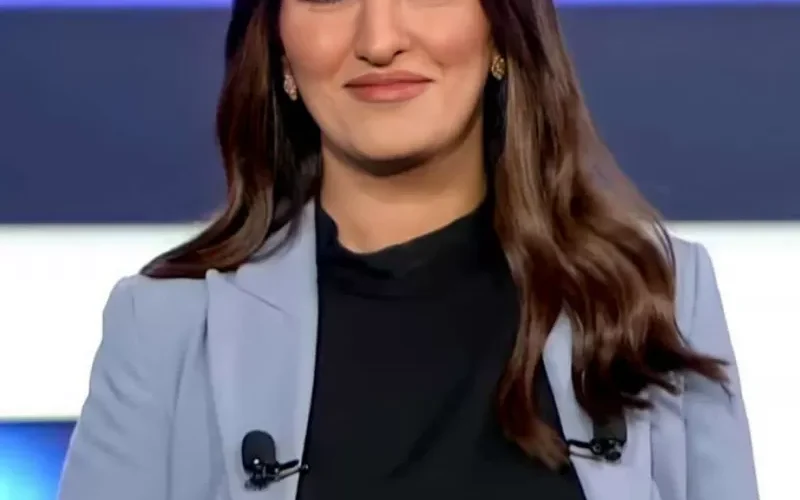 شاهد مذيعة في قناة الحدث تنفجر بالبكاء وتنهي تقديم نشرة الاخبار بطريقة غير متوقعة