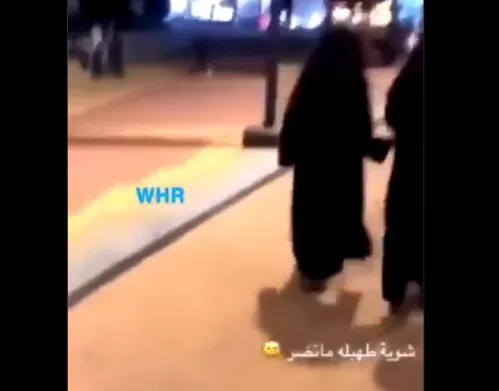 فيديو من السعودية لشخص يعذب طفلة بطريقة وحشية