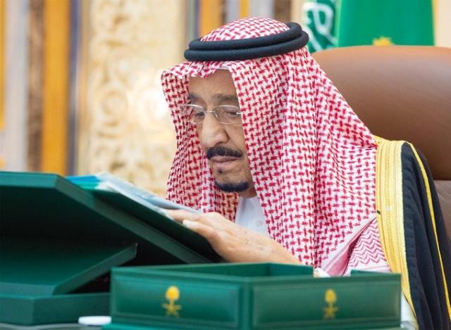 شاهد بالفيديو… أول ظهور للملك سلمان من داخل مستشفى الملك بالرياض