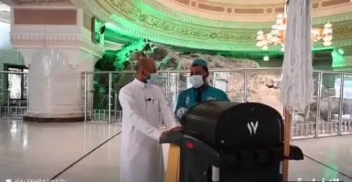 بالفيديو: طريقة مبتكرة لتنظيف الصفا والمروى في المسجد الحرام