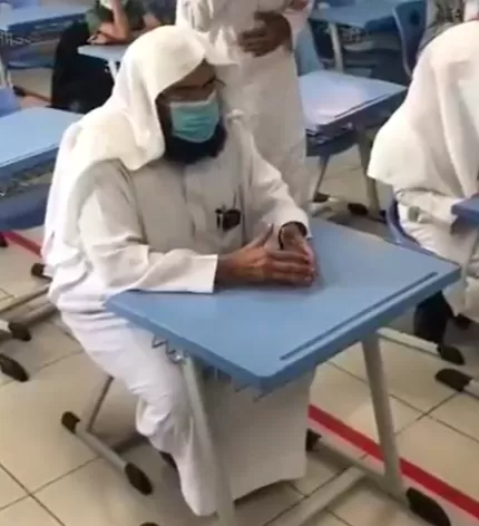 شاهد السديس في احد مدارس مكة يعمل محفظاً للقرآن