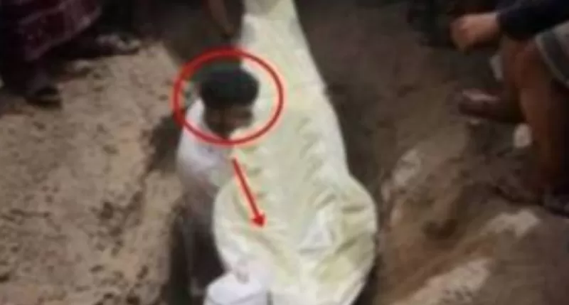 ذهبو ليدفنو ميتهم وفي اللحد استيقئ من موته فهربو جميعاً وبعد نقله للمستشفى كانت الصدمة الحقيقية